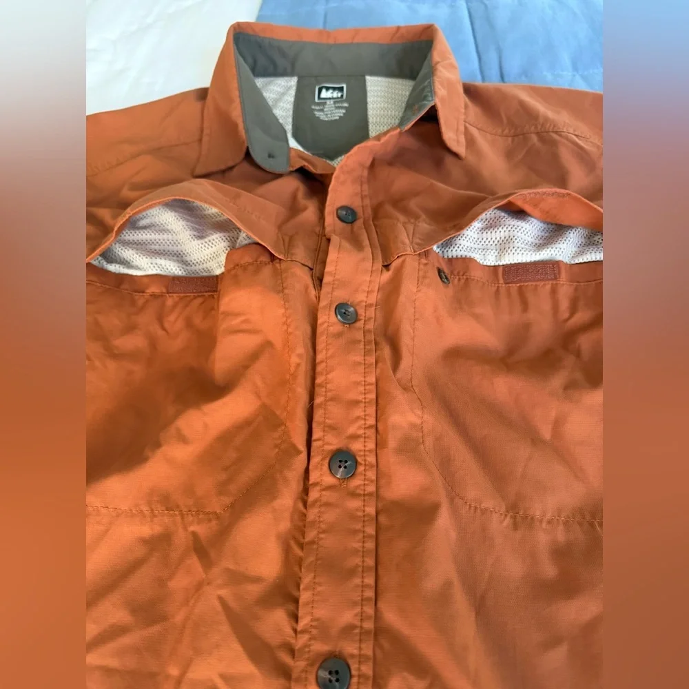 🏞️ REI Co-op Men’s Short-Sleeve Nylon Ventilated Hiking Shirt – Rust Orange (M) - Picture 4 of 15